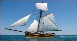 De quel siècle date le voilier "Le Renard" présent sur la photo ?