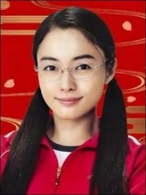 Autre prof hors du commun... Celle-ci est l'héritière d'un clan de yakuzas, mais son rêve est de devenir enseignante... Le souci, c'est qu'elle se retrouve à la tête d'une classe de voyous elle aussi ! Il s'agit de :