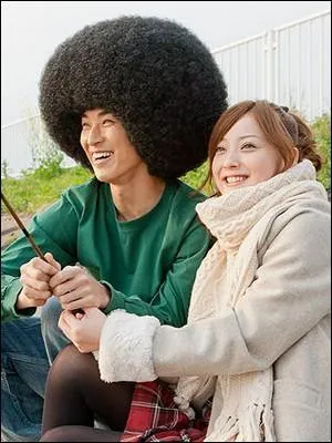 Un jeune homme moqué depuis son enfance à cause de sa coupe afro, tombe éperdument amoureux de sa voisine. C'est le pitch de cette comédie intitulée :