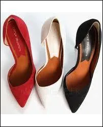 Le contraire de "symétriques" est "assymétriques".