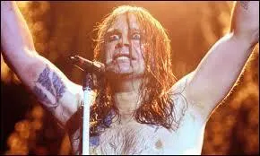 L'une des plus c&eacute;l&egrave;bres frasques de ce chanteur fut d'arracher la t&ecirc;te d'une chauve-souris, &agrave; coup de dents, lors d'un concert en 1982. Bien s&ucirc;r, il s'agit de :