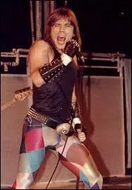 L&agrave; encore, difficile de citer toutes les chansons cultes sur lesquelles excelle ce chanteur derri&egrave;re son micro. Parmi elles, on citera par exemple "Exciter", "Breaking the Law", "Living After Midnight", "Electric Eye", "Jawbreaker" ou encore "Eat Me Alive". Ce chanteur a pour nom :