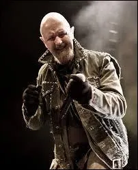 Depuis ses d&eacute;buts officiels dans le groupe &agrave; partir de 1982, sur l'album "The Number of the Beast", il a enchain&eacute; les performances vocales sur un tas d'autres albums de renom comme "Somewhere in Time", "Powerslave", "Piece of Mind", "Fear of the Dark", "No Prayer for the Dying", etc. Ce vocaliste s'appelle :