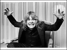 Ce monstre sacr&eacute; du heavy metal a montr&eacute; toute l'&eacute;tendue de son talent et de son charisme sur des titres comme "Iron Man", "War Pigs", "Sweet Leaf", "Paranoid", "Snowblind" ou encore "Symptom of the Universe". Il se nomme :