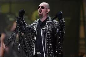 En plus d'&ecirc;tre un chanteur de heavy metal hors pair, il est &eacute;galement un fin escrimeur et un authentique pilote de ligne. De qui s'agit-il ?