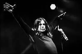 En raison de son &eacute;norme influence sur la musique metal, on lui a attribu&eacute; le surnom de "Metal God". Qui est ce vocaliste ?