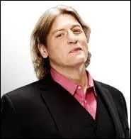 Qui est cet ancien catcheur qui, quelque fois, commente RAW ?