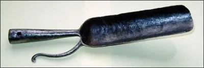 Jour 30. Outil utilisé par le berger qui garde ses moutons au pâturage. Il s'en sert pour ramener les bêtes qui s'écartent du troupeau.