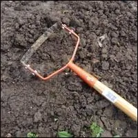 Jour 20. Outil de jardinage servant à arracher les mauvaises herbes.