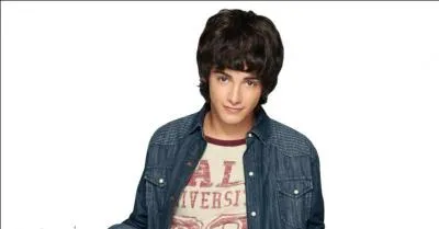 Dans la saison 2, de qui tombe-t-elle amoureuse ?