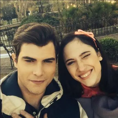 Dans la saison 3, de qui tombe-t-elle amoureuse ?