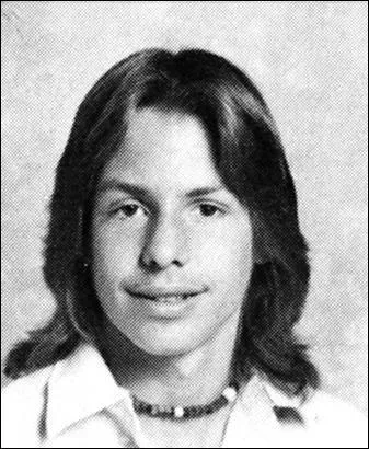 Il chante aux c&ocirc;t&eacute;s de Tommy, Nikki et Mick. Comment se nomme-t-il ?