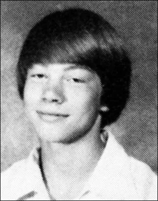 On peut dire qu'il chante avec "La fleur au fusil". Il s'agit de :