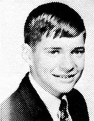 Voil&agrave; un autre chanteur mais d'apr&egrave;s une reprise, il est "just a gigolo". Comment s'appelle-t-il ?