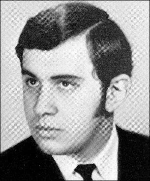 C'est un bassiste &agrave; la "langue bien pendante...". Il se nomme :