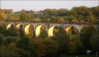 Dans quel département se trouve la commune "Champagne-Mouton" ?