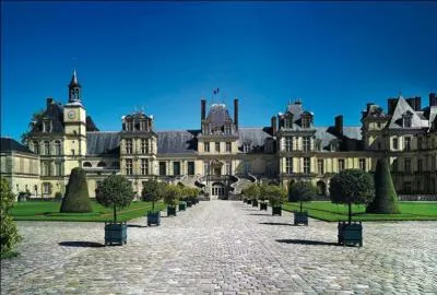 Que fait l'édit de Fontainebleau en 1685 ?