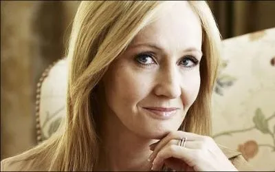 Quel tome J.K. Rowling a-t-elle écrit en premier ?