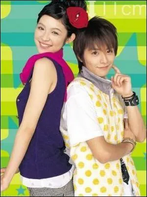 Cette comédie romantique met en scène deux personnages complexés par leur taille : une jeune fille très grande et un garçon très petit... C'est dans :