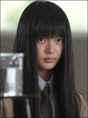 Sawako fait peur a tous ses camarades de classe ! En effet, elle ressemble très fort à la petite fille de "The Ring", Sadako... C'est dans le film :