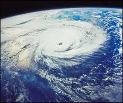 Contrairement à une tornade, cette chose est beaucoup plus puissante, on appelle ça un :
