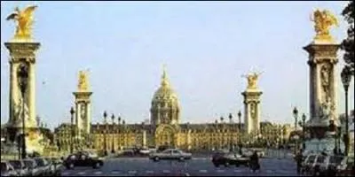 Le 13, un pas est encore franchi : à 1 h du matin, 40 des 50 barrières des postes d'octroi (ancienne taxe indirecte qui était perçue par les municipalités à l'importation de marchandises sur leur territoire) sont incendiées. Le peuple demande maintenant la baisse du prix du pain et des grains. Le 14, à 10 h, les émeutiers s'emparent de 30 000 à 40 000 fusils. Mais où étaient-ils entreposés ?