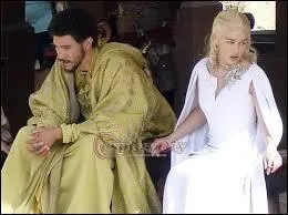 Après que son dragon l'ait emmené loin de Meereen, sur qui Daenerys tombe-t-elle ?