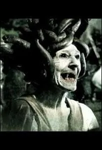 Quelle déesse la punira ? Le châtiment sera terrible en la transformant en gorgone comme ses surs.