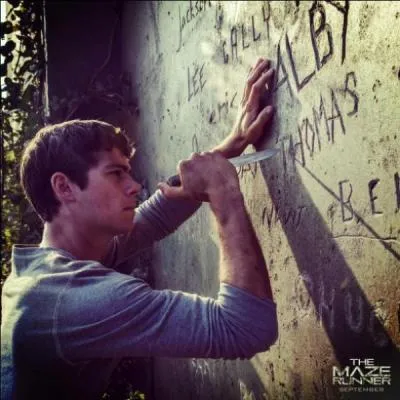 À quel moment note-t-on un nom sur ce mur où écrit Thomas (photo) ?