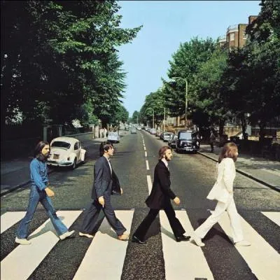 Trouvez le nom d'un album des Beatles dont la pochette est présenté sur la photo.
