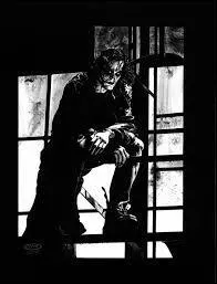 Ce personnage fictif, héros d'une série de comics lancée en 1989, a connu par la suite plusieurs adaptations cinématographiques ainsi qu'une série télévisée lui étant consacrée. Devenu une véritable icône de la culture gothique moderne, ce personnage se nomme :