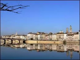 Je vous propose une visite de la ville de Mâcon. Pour ce faire, nous devons nous rendre en région ...