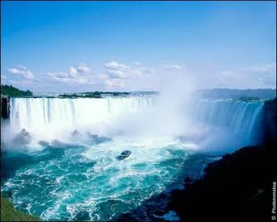 Les chutes du Niagara se trouvent en Amérique, elles relient le lac Érié au lac...