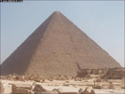 Quelle est la particularité de la pyramide de Khéops ?