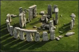 Dans quel comté du Royaume-Uni se trouve le site de Stonehenge ?