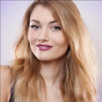 Comment s'appelle la Youtubeuse sur la photo ?