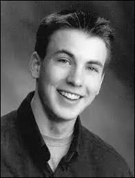 Il est acteur. Qui est-ce ?