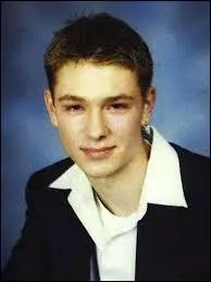 Il est acteur, il joue dans ''Les frères Scott''. Qui est-ce ?