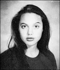 Elle est actrice et a été éluE la plus belle femme du monde. Qui est-ce ?