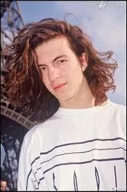 Il est chanteur et compositeur, et compose pour beaucoup d'artiste français. Qui est-ce ?