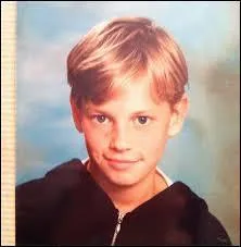 Il est un chanteur, il s'est fait connaître par l'émission Popstar.