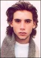 Il est un chanteur connu mondialement. Qui est-ce ?