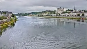 Un autre hiver avait été fort terrible, celui de 1235-1236. Toutes les rivières furent prises par la glace, dont la débâcle entraîna la chute des ponts de Saumur et de Tours. Dans quels départements se trouvent respectivement ces deux villes ?
