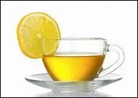 Vous avez envie de vous précipiter sur votre bouilloire, vous venez d'attraper un refroidissement et votre gorge est irritée ! 
Que mettez-vous dans une citronnade chaude ?