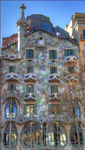 Comment cette construction si particulière et touristique s'appelle-t-elle ?