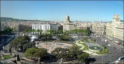 Il s'agit de une des principales places de Barcelone qui jouxte plusieurs rues importantes ou célèbres de la ville telles que le Passeig de Gràcia et La Rambla. Il s'agit de...