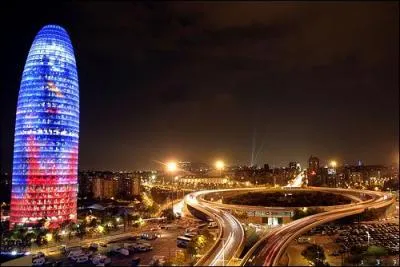 Il s'agit d'un gratte-ciel de Barcelone, datant du début du XXIe siècle. Elle a été dessinée par l'architecte français Jean Nouvel. La tour a ouvert ses portes en juin 2005, et a été inaugurée officiellement par la famille royale d'Espagne le 16 septembre 2005. Il s'agit de...