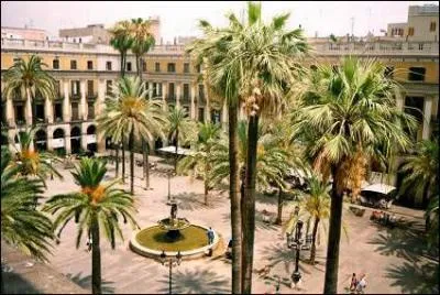 Il était prévu, avant sa construction qu'elle soit nommée Place des héros espagnols en référence à la récente guerre d'indépendance espagnole vis-à-vis de l'empire napoléonien. Située à côté de la Rambla, dans la vieille-ville de Barcelone, vous l'aurez compris, il s'agit de :