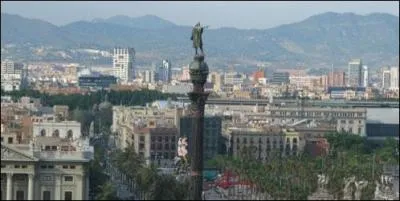 Qui est ce personnage historique représenté sur cette colonne indiquant du doigt une direction précise ?