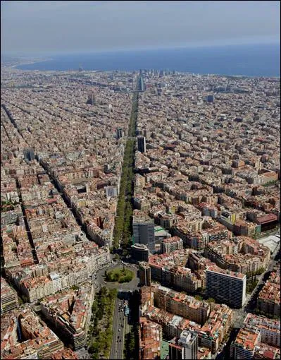 Comment s'appelle l'avenue principale de Barcelone qui va du nord-est au sud-ouest de la ville ?